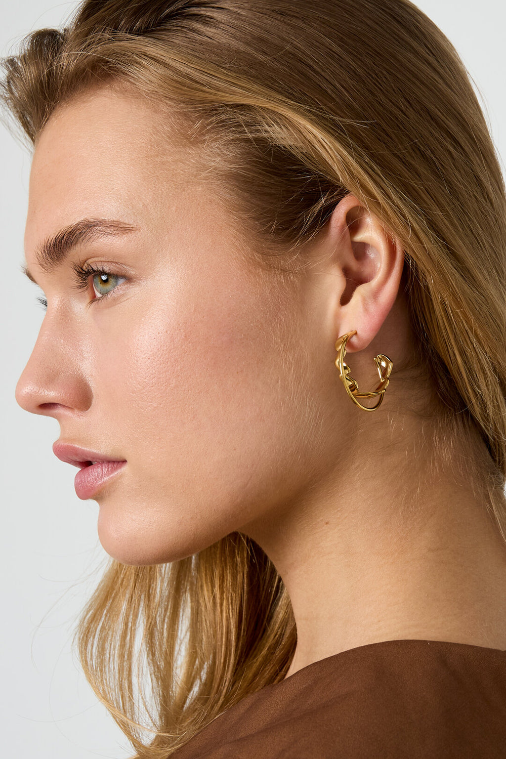 Double hoop earrings with twist