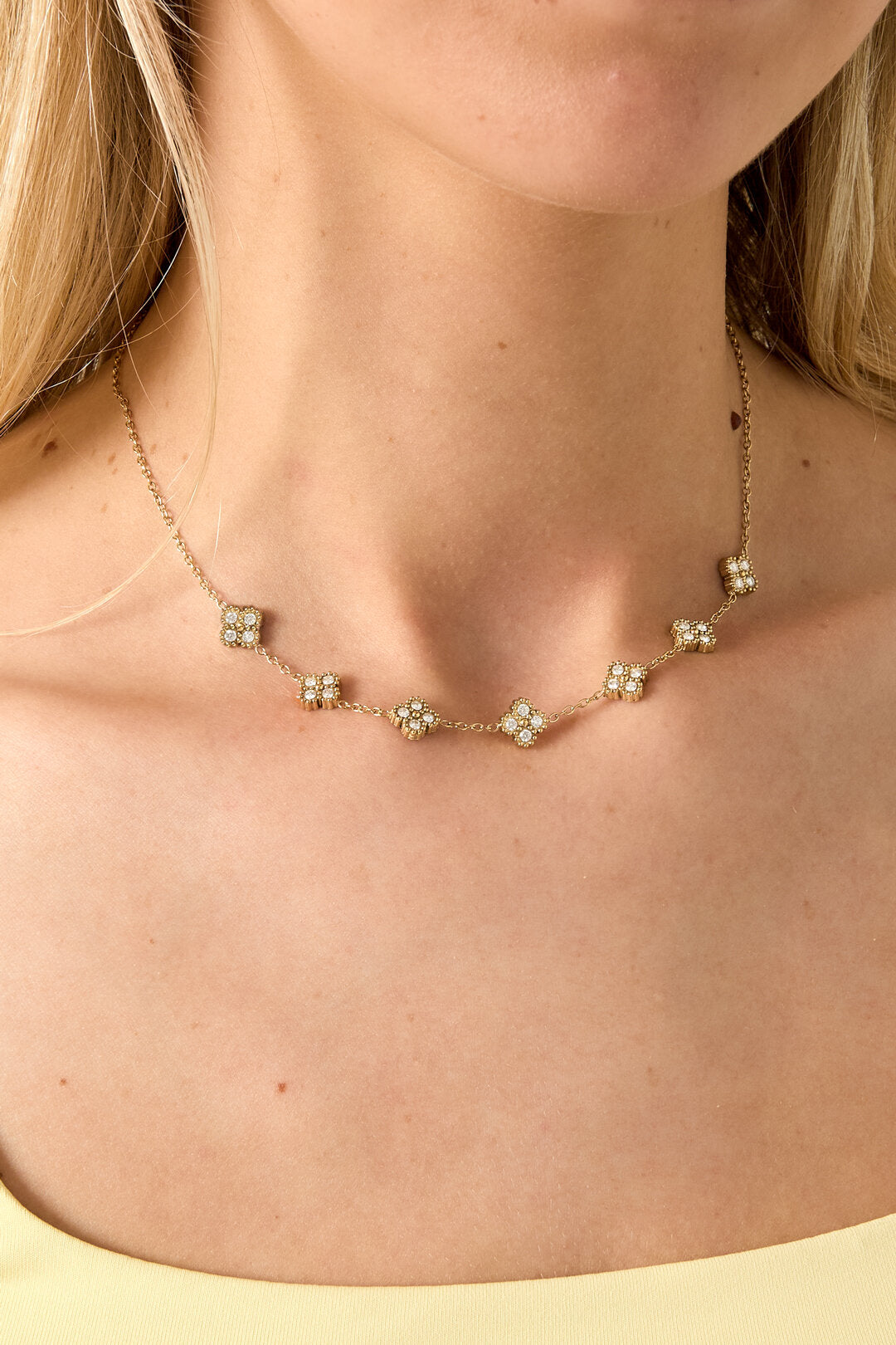 Necklace with zirconia-set clovers