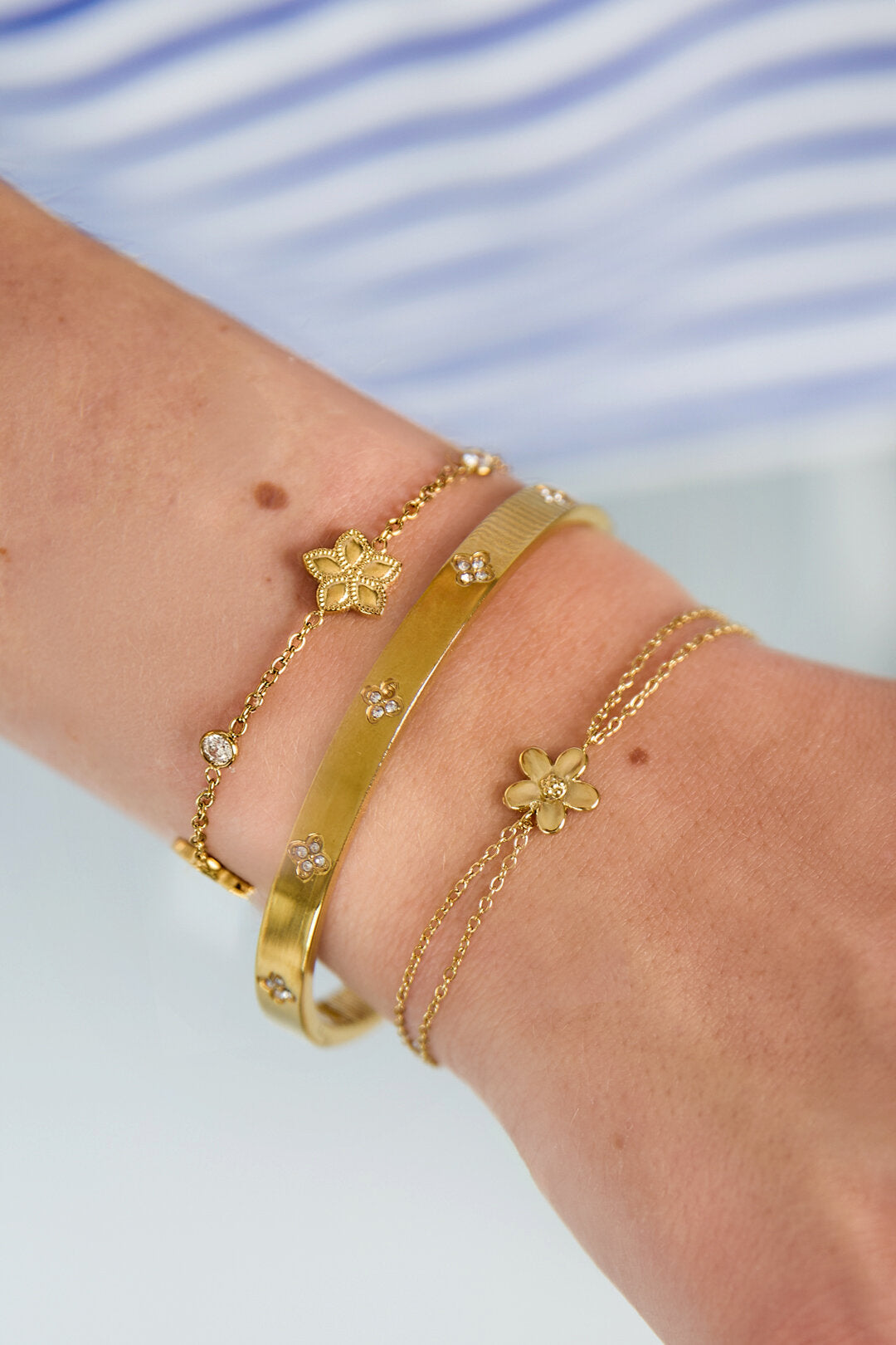 Bracelet with double chain and small flower