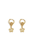 Earrings with a dangling daisy