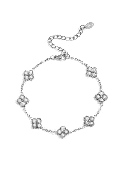 Bracelet with zirconia-set clovers
