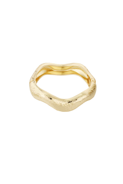 Wavy bangle
