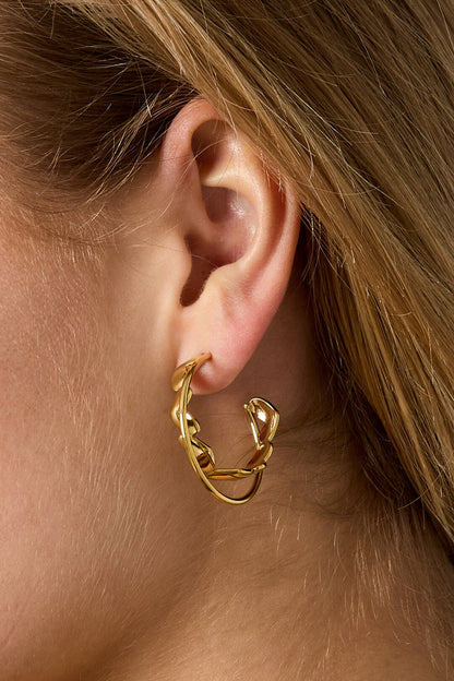Double hoop earrings with twist