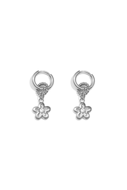 Earrings with a dangling daisy