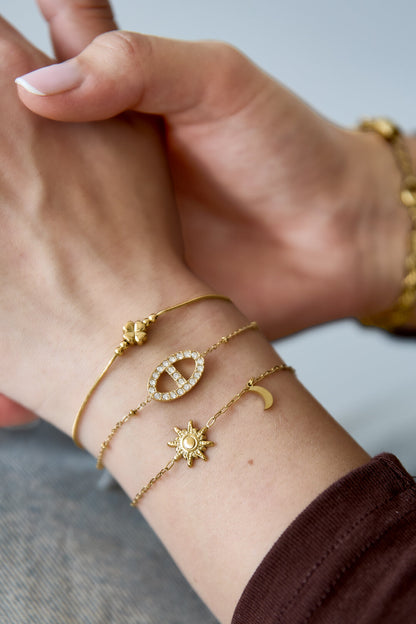 Bracelet with minimalist clover and beads