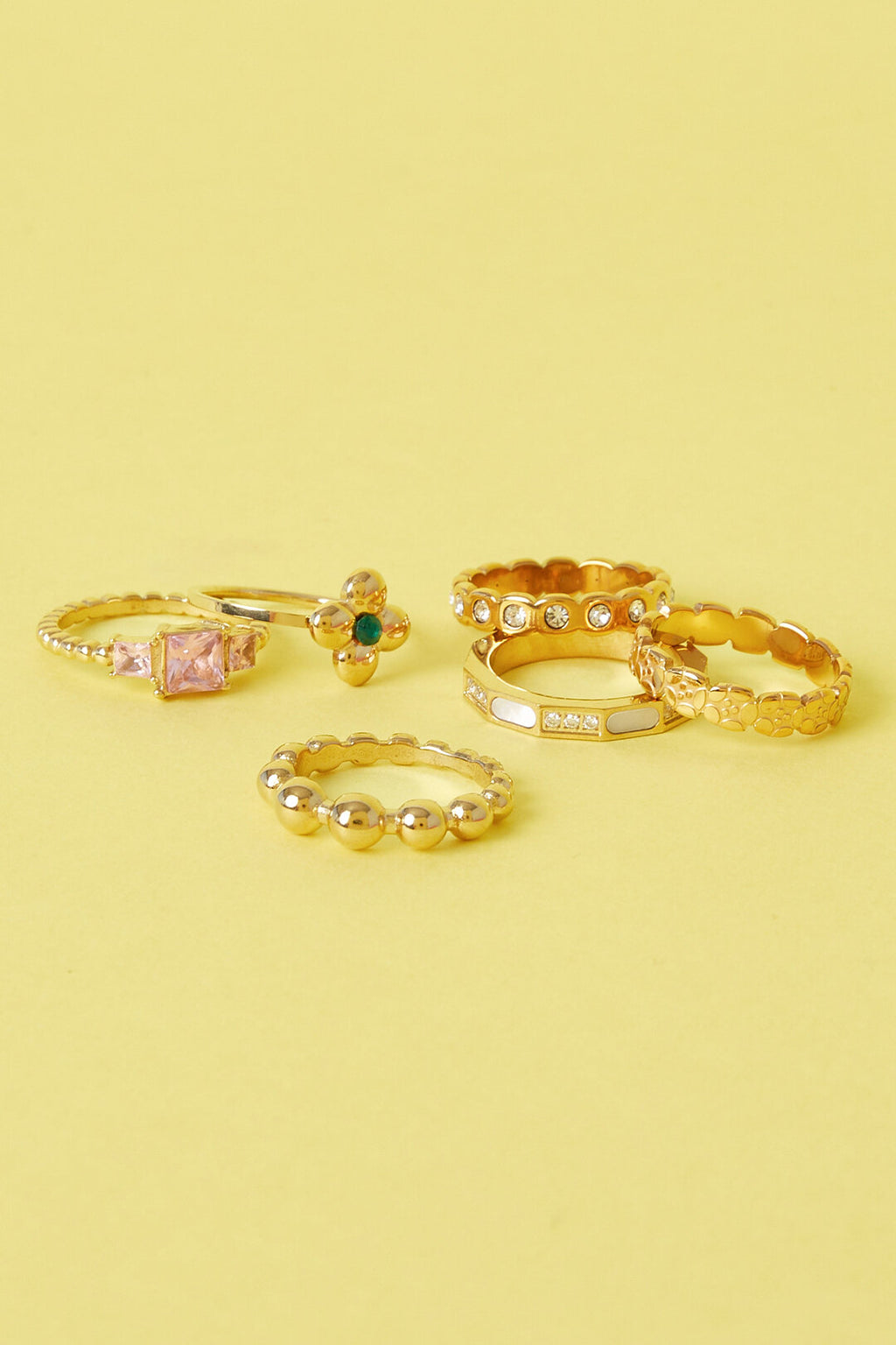 Statement ring with clover and stone