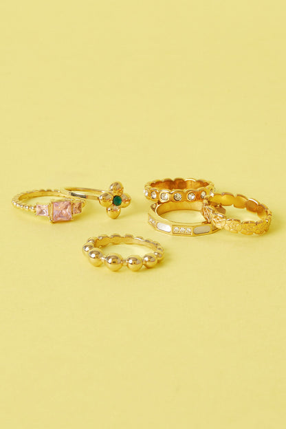 Statement ring with clover and stone