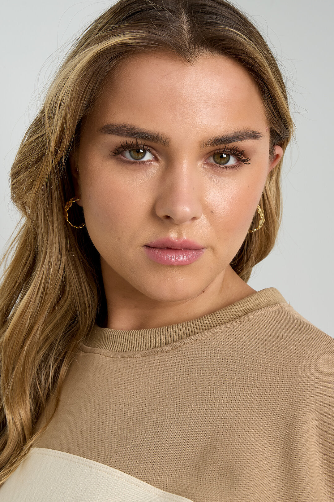 Daisy hoop earrings