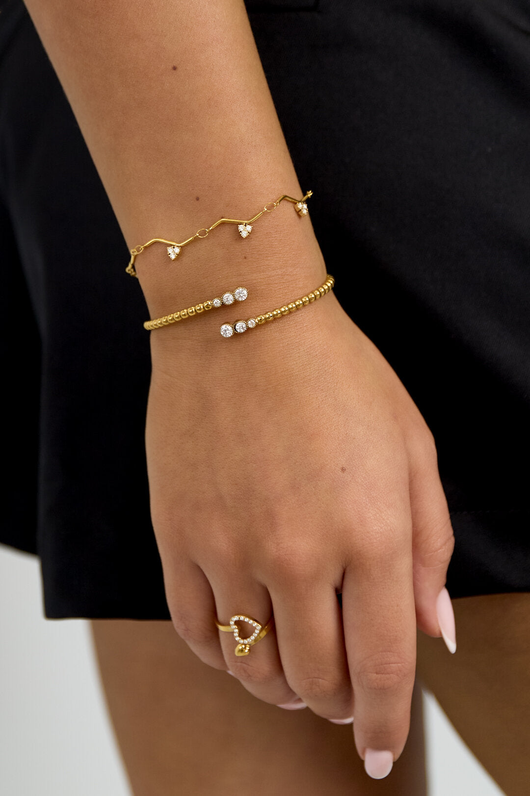 Bracelet with zigzag pattern and stones