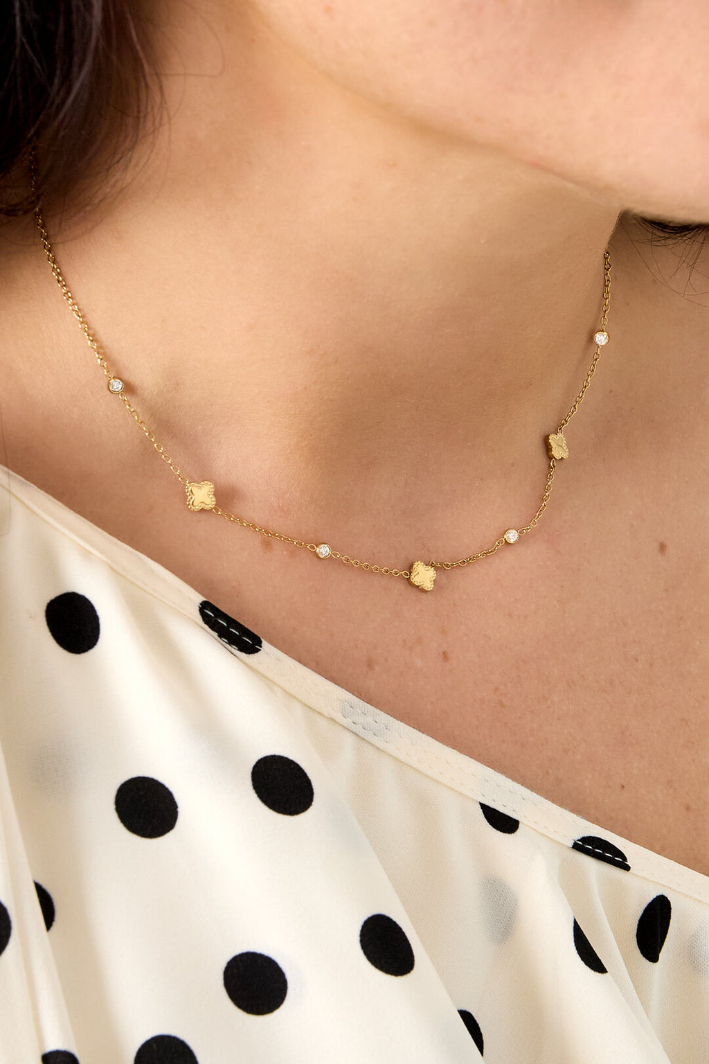 Necklace with clovers and round cubic zirconia stones