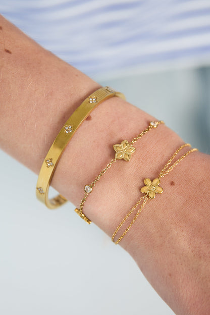 Bracelet with an alternating pattern of flowers and stones