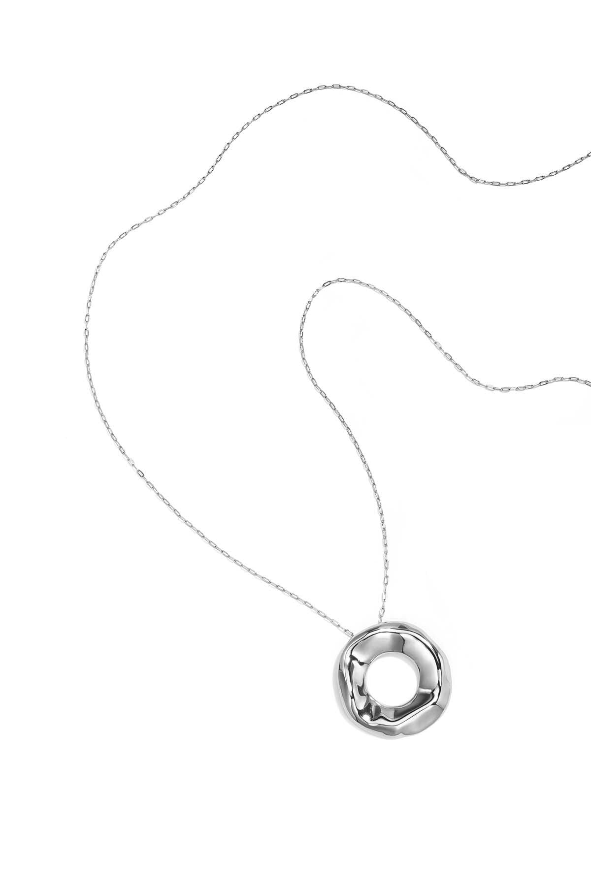 Long necklaces with a round pendant with a bumpy texture